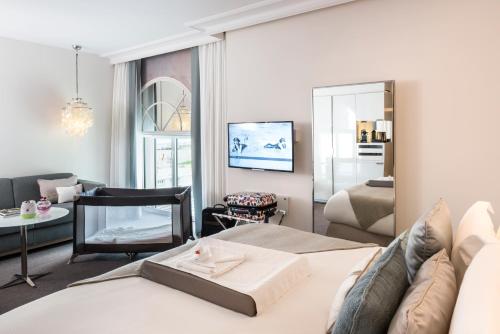 Deluxe Family Room with Bathtub or Shower