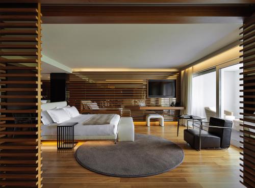 Suite with Lake View