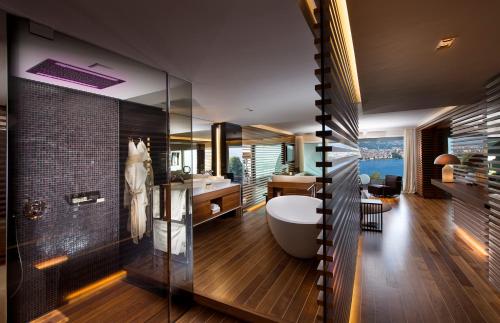 Suite with Lake View