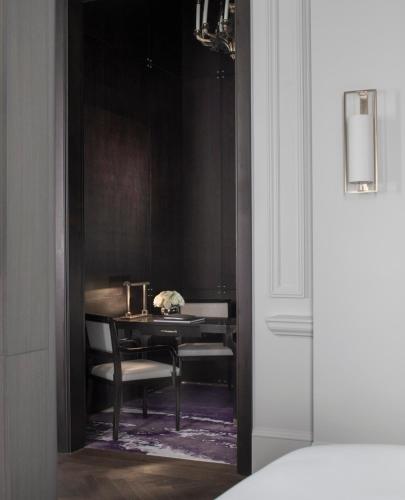 Heritage Suite king bed