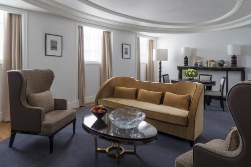Deluxe One Bedroom King Suite