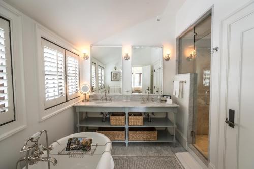 Deluxe King or Queen Room
