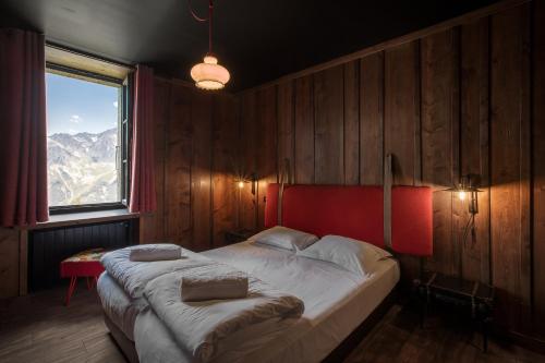 Double or Twin Room with Mountain View