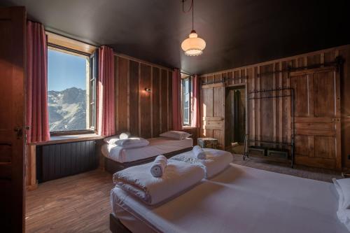 Family Room with Mountain View