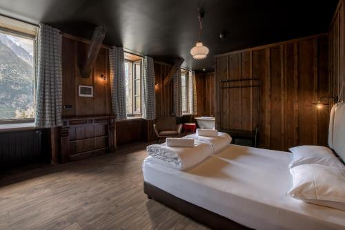 Suite with Mountain View