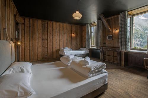 Suite with Mountain View