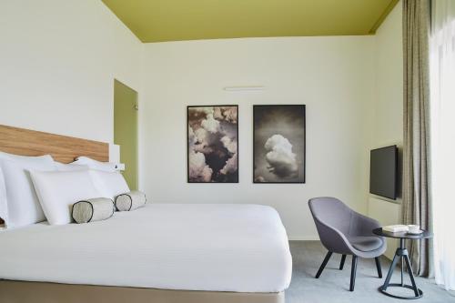 Classic King or Twin Room with Patio View
