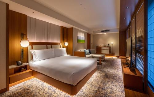 1 King Bed Premium