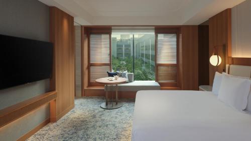 1 King Bed Premium