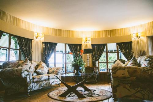 Red Oaks Residence