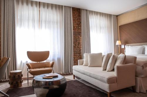 Deluxe City Room