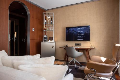Deluxe City Room