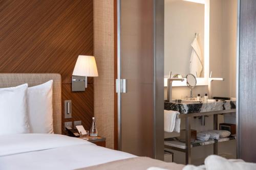 Deluxe City Room