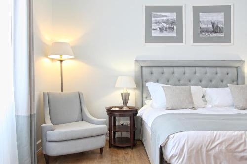 Deluxe Double Room with Partial Sea View