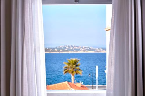 Deluxe Double Room with Partial Sea View