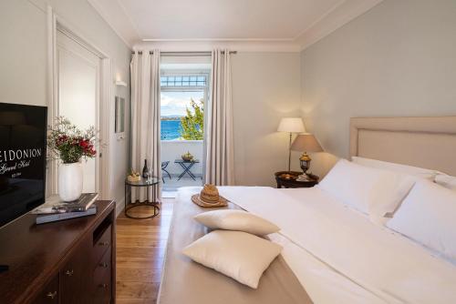Deluxe Double Room with Partial Sea View
