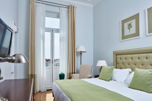 Deluxe Double Room with Partial Sea View