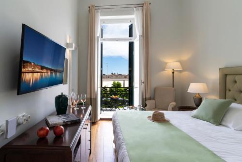 Deluxe Double Room with Partial Sea View