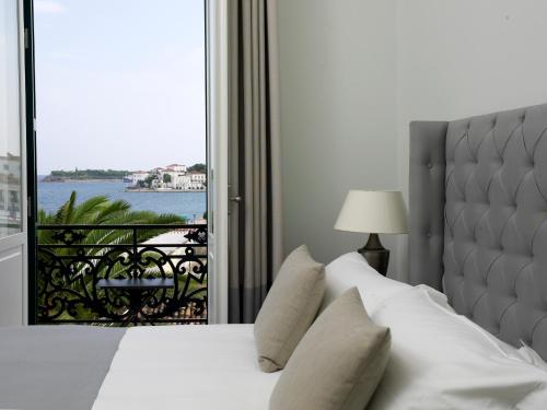 Deluxe Double Room with Partial Sea View