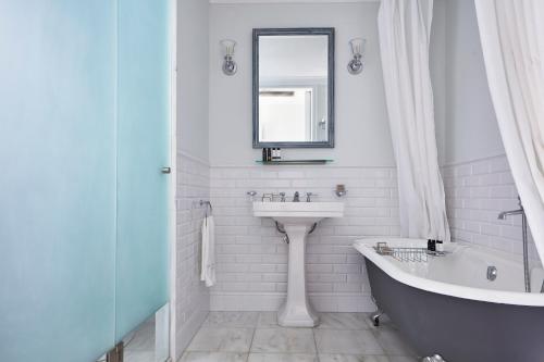 Deluxe Double Room with Partial Sea View