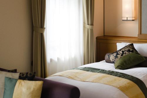 Deluxe Twin Room C - Main Wing - Non-Smoking