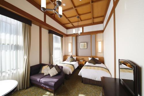 Deluxe Twin Room C - Main Wing - Non-Smoking
