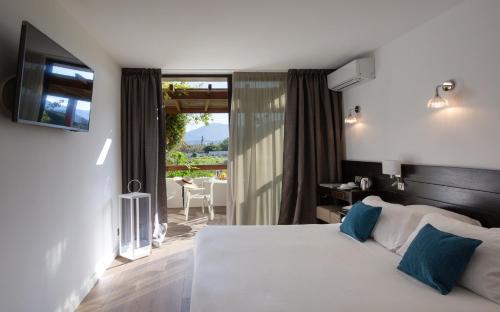 Double Room with Balcony and Partial Sea View