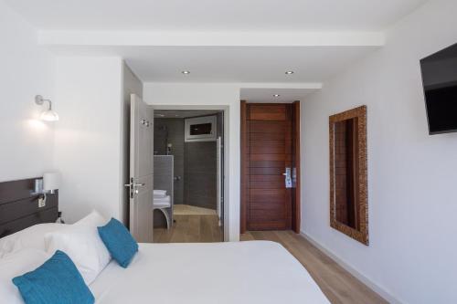 Double Room with Balcony and Partial Sea View