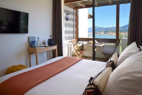 Double Room with Balcony and Partial Sea View