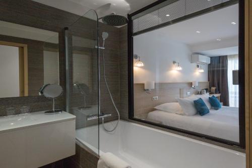 Room with Balcony and Sea View