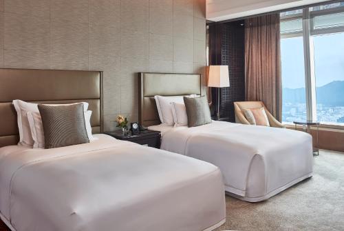 Club Deluxe Room with 2 Double Beds and Club Lounge Access