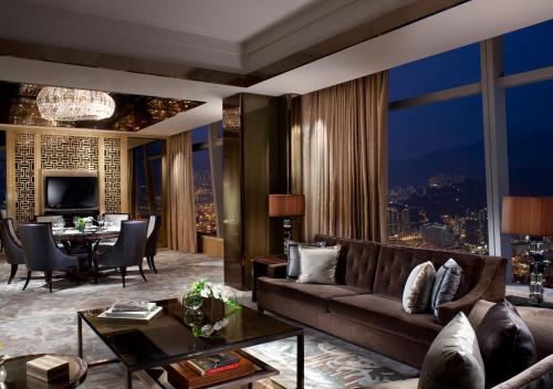 Carlton Suite with  Victoria Harbour and Skyline view