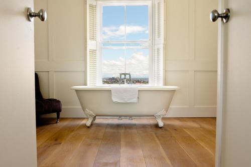 Luxury Double Room with Bath and City and Park View