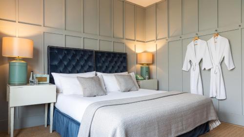 Superior Double or Twin Room with Park View Shower Only