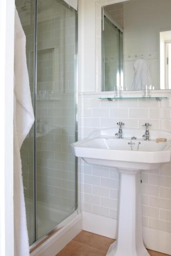 Superior Double or Twin Room with Park View Shower Only