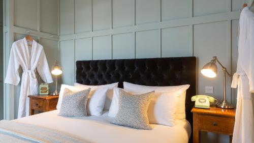 Superior Double or Twin Room with City View Bath and Shower