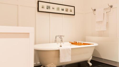 Luxury Double Room with Bath and City View