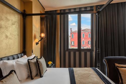 Suite with Canal View