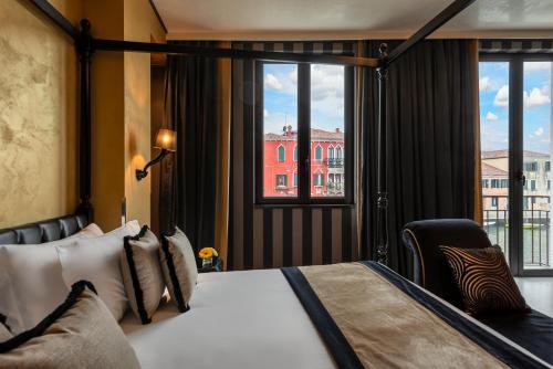 Suite with Canal View