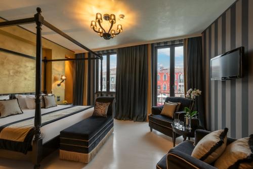 Suite with Canal View