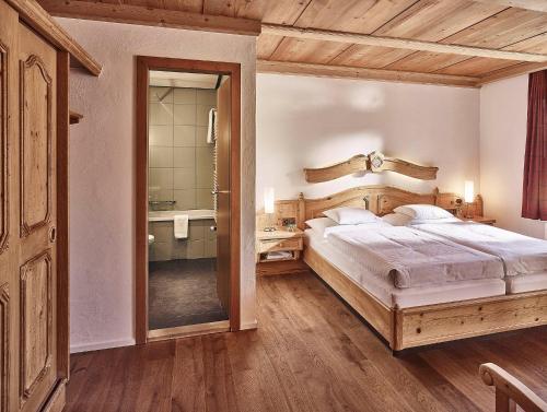 Superior Double Room with Balcony and Mountain View 