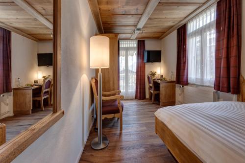 Deluxe Single Room with Queensize Bed and Mountain View 