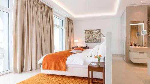 Suite with Lake View