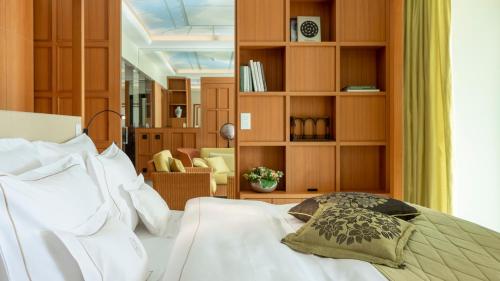 Suite with Lake View