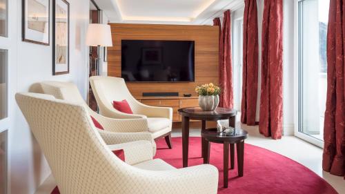 Deluxe Junior Suite with Lake View