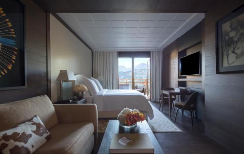 Four Seasons Room King Bed Mountain View