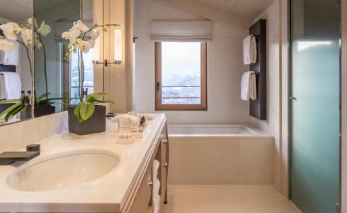 Deluxe One-Bedroom Suite with Mobility Access