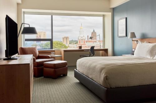 Deluxe King, Campus View