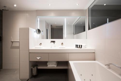 Wellness Suite with Spa Bath and Balcony