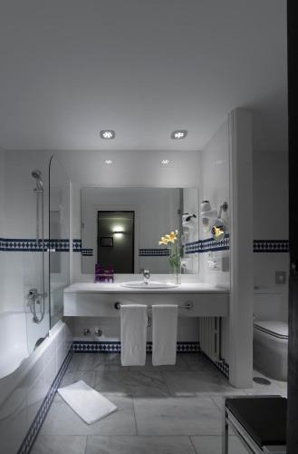 Double or Twin Room with Extra Bed (3 Adults)